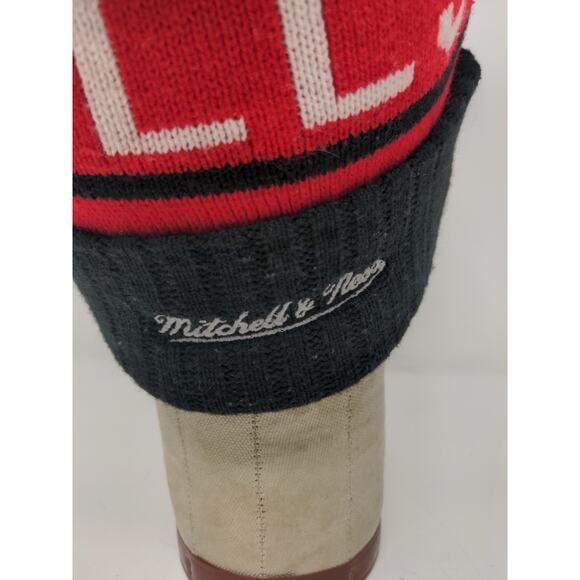 Vintage Mitchell Ness NBA Chicago Bulls Beanie Hat Embroidered Logo Pom Pom Red - Picture 8 of 13